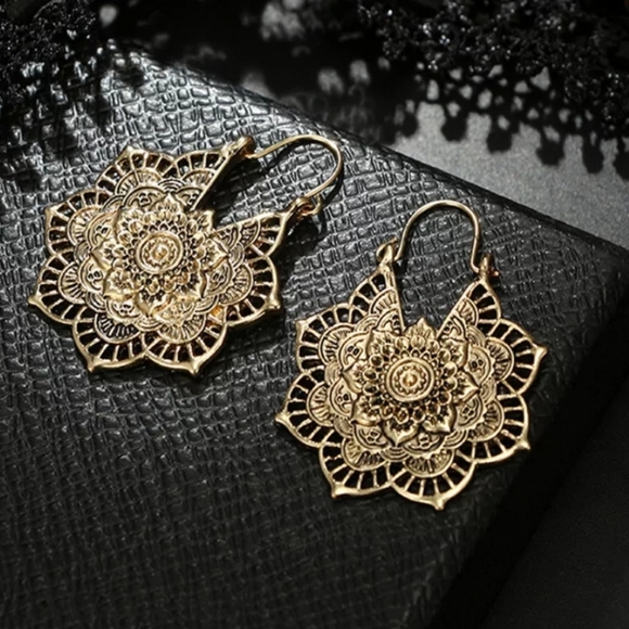 *Vivi* Flower antiqued Earrings - Picture 2 of 5